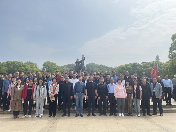 圖5 2023年二屆七次理事會紀念碑合影.jpg